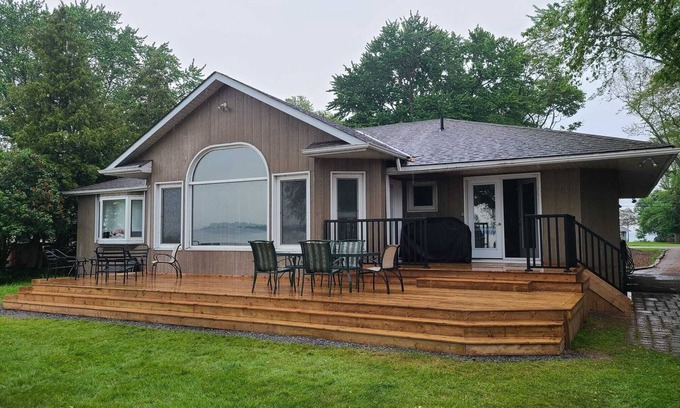Duclos Point Cottage | Duclos Point Lakefront Private Property w Breathtaking Sunsets