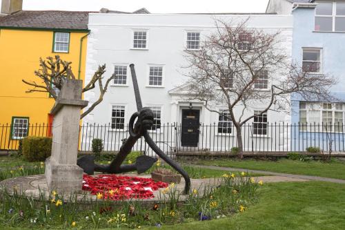 Lyme Regis Apartment | Duke of Monmouth penthouse luxury apartment Lyme Regis 3 bedroom parking Hot tub Garden dog friendly