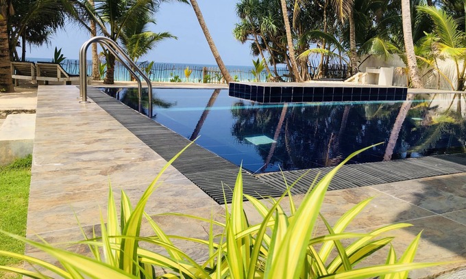 Hikkaduwa Villa | Duma Beach House Right On The Beach With Private pool