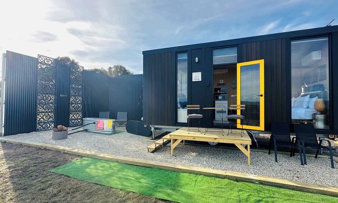 Murdunna House | Dunalley Bay Beachfront Retreat by Tiny Away