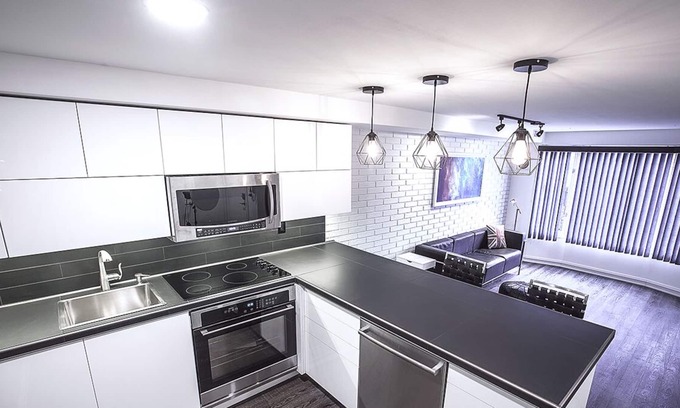 Cabbagetown South House | DUNDAS SQUARE Luxury Apartment - hybrid office!!