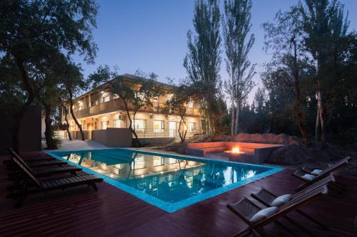 Mingsha Mountain and Crescent Spring Hotel | Dunhuang County Posthouse
