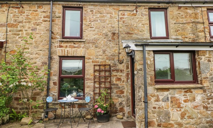 Little Haven Cottage | DUNNOCK COTTAGE, family friendly, with open fire in Broad Haven