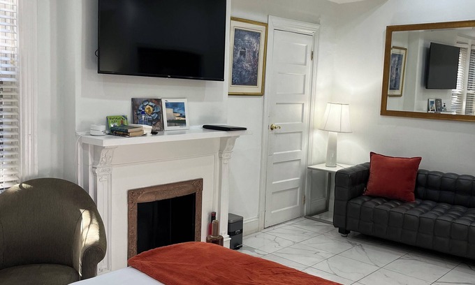 Columbia Heights Apartment | Duplex 2-Bedroom 1-Den located 2.5 Miles North Of The White House