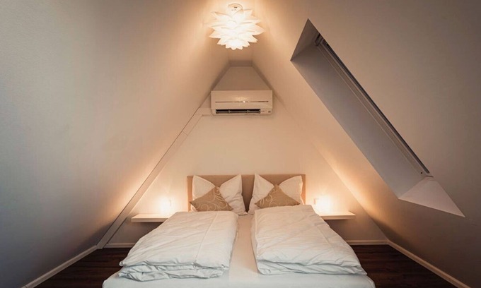 Lahr Apartment | Duplex apartment in the style of a wedding suite with shower and bathtub