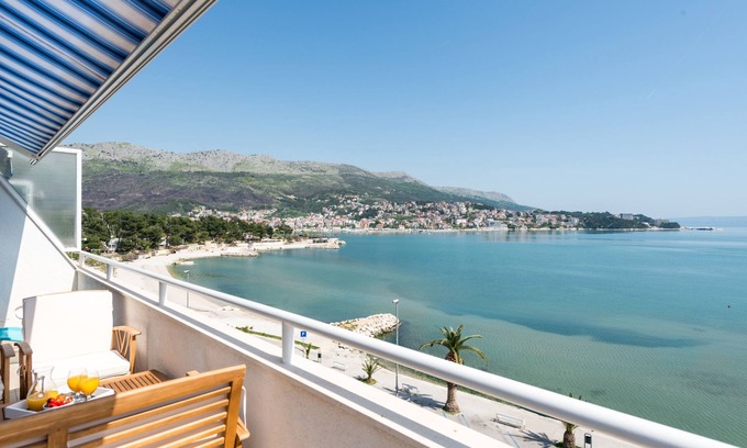 Stobrec Apartment | DUPLEX apartment with SEA VIEW only 10 meters from the sea!