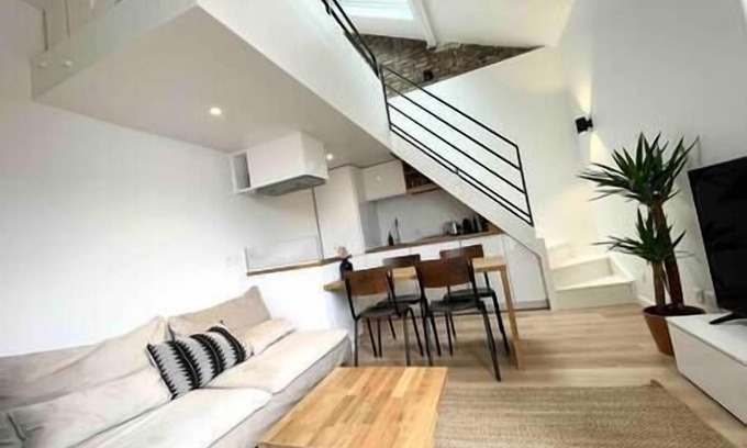 Les Puces de Saint-Ouen Apartment | Duplex Loft industriel, Puces de St Ouen, Quiet