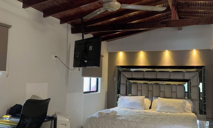 Zona Rosa Apartment | Duplex w Rooftop, Pool & 3 Jacuzzi, Maid, Security