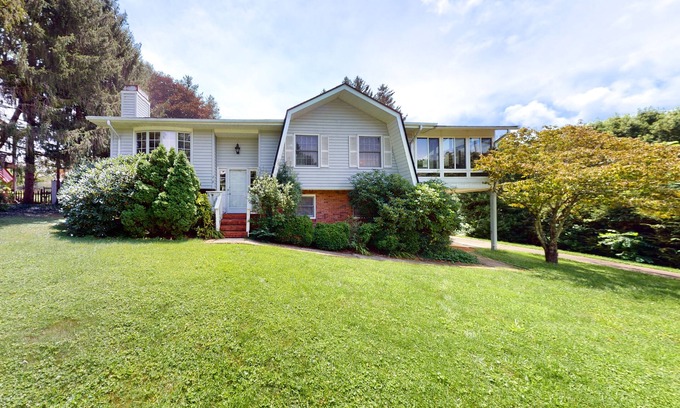 Lake Junaluska House | Dutch Treat | Vintage charmer in Lake Junaluska with mountain views & sunroom