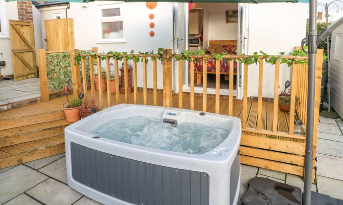 Holestone Moor Apartment | DWARADIN, pet friendly, with hot tub in Matlock