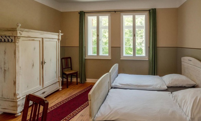 Ahutte Bed & Breakfast | DZ mit 2 Antiken Einzelbetten - Museumsbahnhof Ahütte