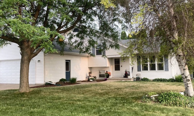 Neenah House | EAA 4 Bedroom House Rental - 15 minutes from EAA, Oshkosh, WI