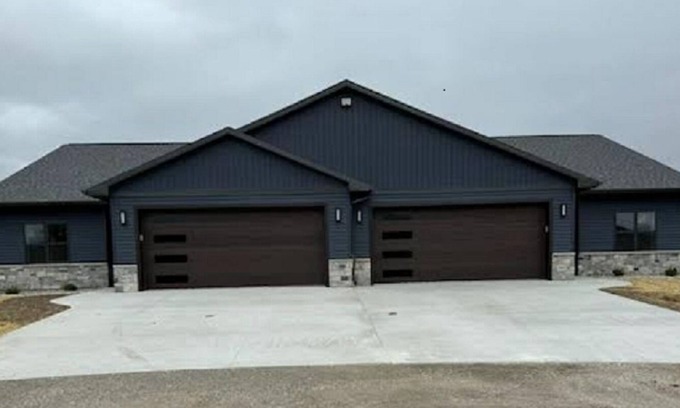 Butte Des Morts Condo | EAA brand new 3 bedroom, 2 bathroom condo ready for EAA. Vehicle too for rent.