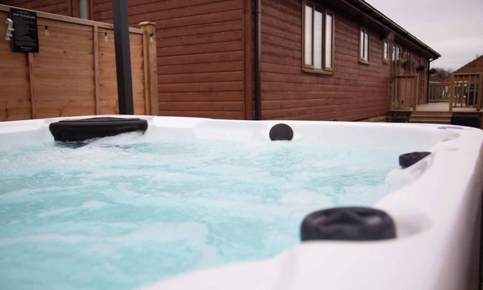 Fangfoss Cabin | Eagle Lodge – Luxury Hot Tub Escape near York