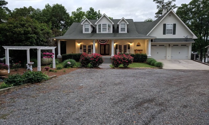 Langston House | Eagle Lodge - Vacation Home on Lake Guntersville