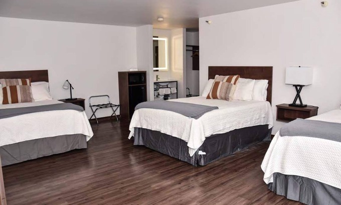 Ashton Hotel | Eagle Peak Lodge & Cabins