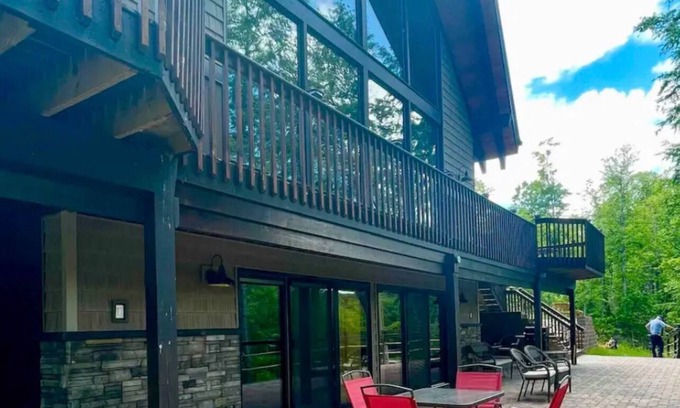 Ashtabula Ski Chalet | Eagle River Retreat~hot tub~riverfront!