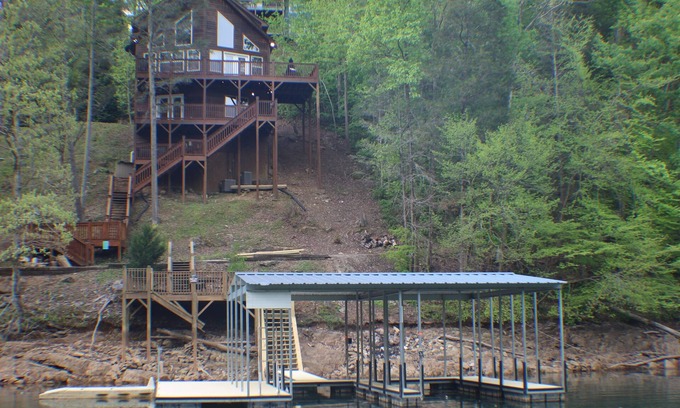 Lakeside Estates Cabin | Eagles Nest' Private hot tub, dock, near famous 'Jumping Bridge'