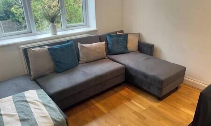Ealing Common Apartment | Ealing Gem 3 Bath, 2 En-Suite Flat w/Parking