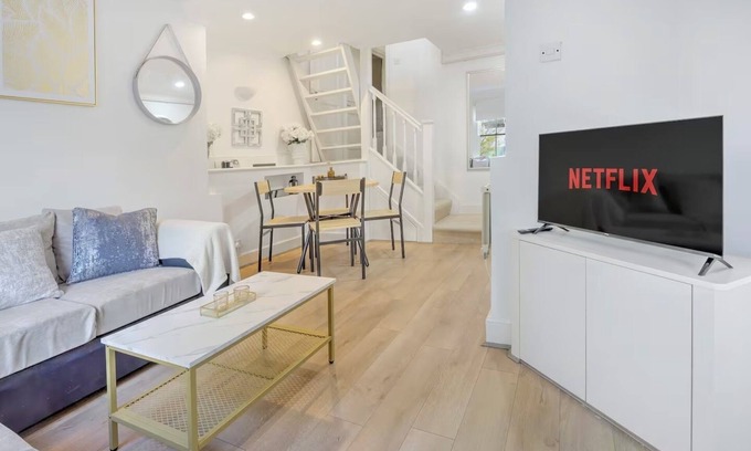 Fulham Broadway Apartment | 🏙️ Earl’s Court Central Deluxe – Your Stylish London Stay 🏙️