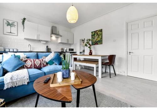 Seven Sisters Apartment | Earth Tones & Greenery: 4BR Flat Sleeps 8