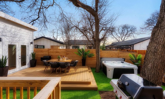 Chestnut House | East Austin Wellness Retreat HotTub Sauna Fire Pit
