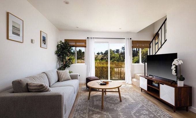 East Beach Apartment | East Beach Getaway!