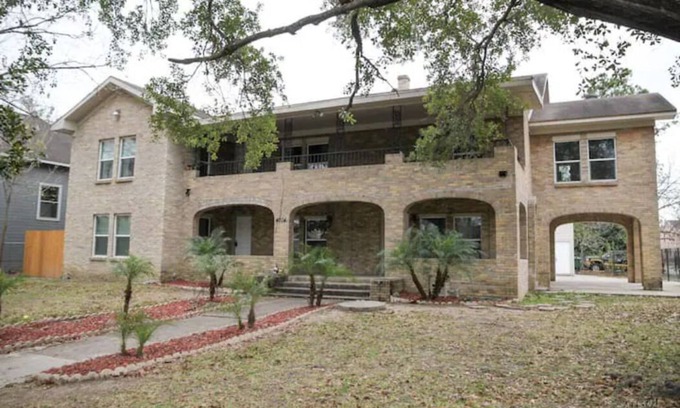 Greater East End House | East Downtown Compound. ✓SLEEPS 28✓