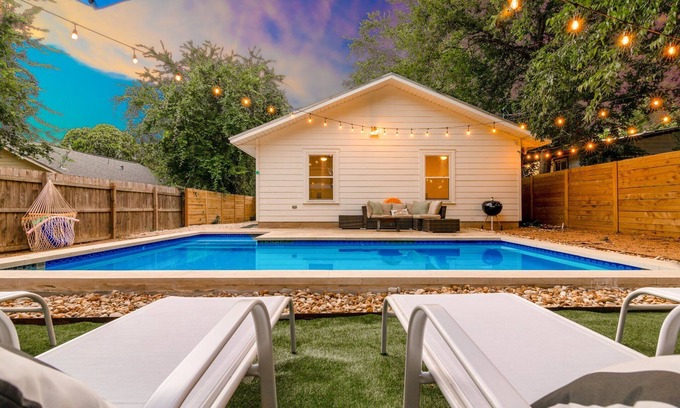 McKinley Heights House | East Downtown Spunky Retreat /Sleeps 16 /Heated Pool