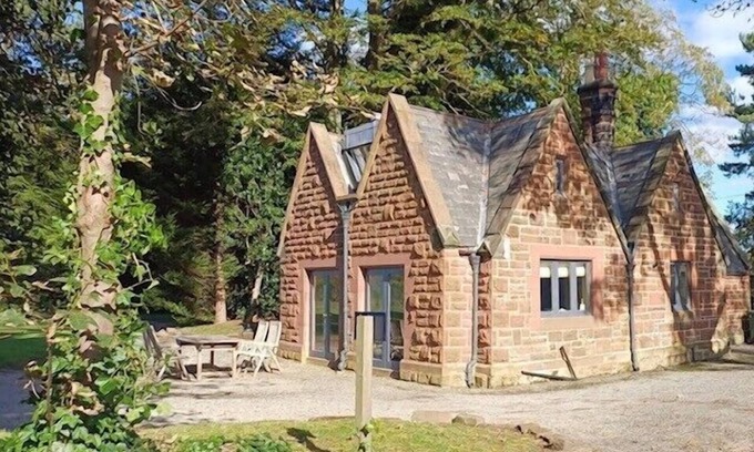 Thornton Hough Cottage | East Lodge Cottage with private hot tub