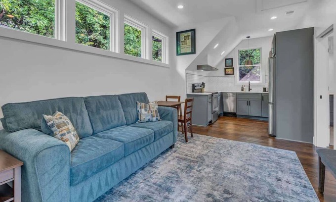 Greenwood Apartment | East Nashville Greenwood Treehouse Close to DT!