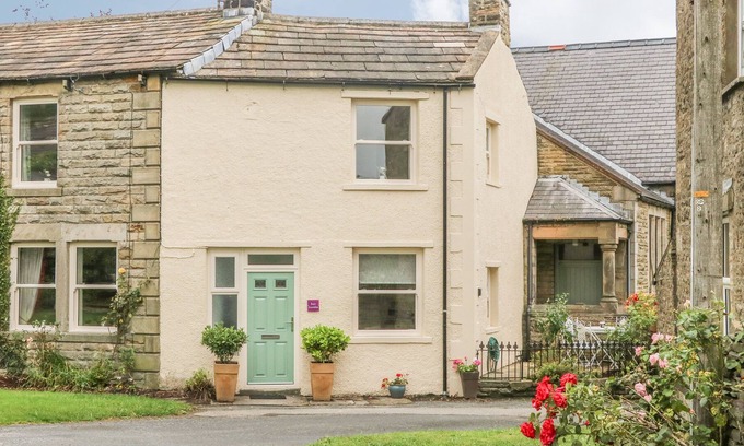 Aysgarth Cottage | EAST STONELEA, pet friendly, with open fire in Leyburn