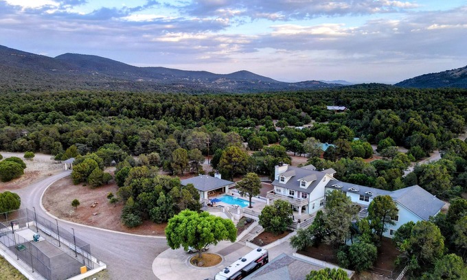 Tyrone House | East Wing - Exquisite Mountain Estate with Pool