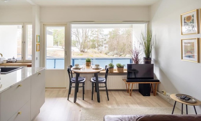 Itainen District Apartment | Eastend Pearl - Studio with great kitchen - subway and shops near