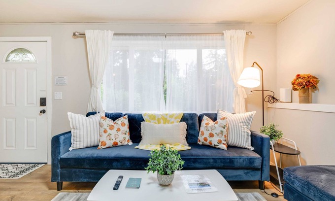Somerset House | Eastgate Rambler: Cozy 3BR Eastgate Home | Pet | Close to Transit BY Betterstay