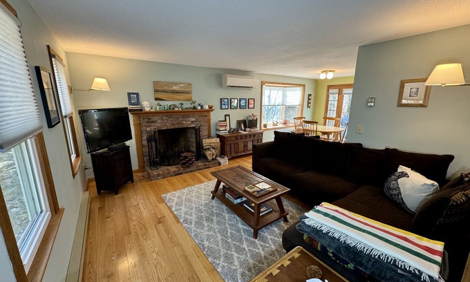 North Eastham House | Eastham Classic Cape Cod style residence, beds made, pets by interview!