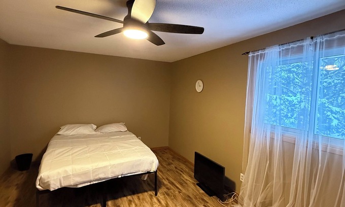 Belleville House | Eastside 3BR Gem Steps to Casino & IHop +100 Shops