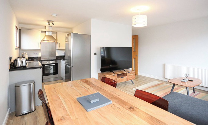Belfast Apartment | Eastside Escape - Luxurious 2 Bed - High Speed Wifi & 65" Smart TV