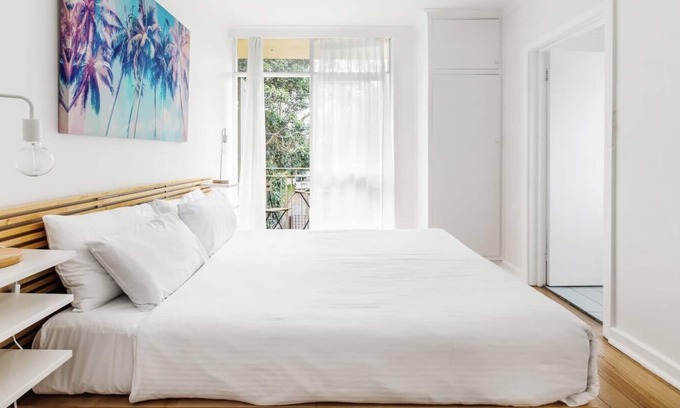 St. Kilda East Apartment | Eastside Tranquility A Serene Balcony Abode