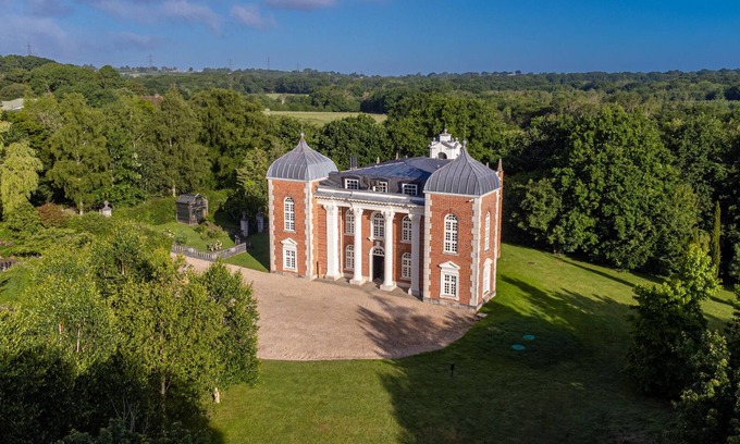 Cowbeech House | Eastwood Observatory: 12 beds, pool + tennis court
