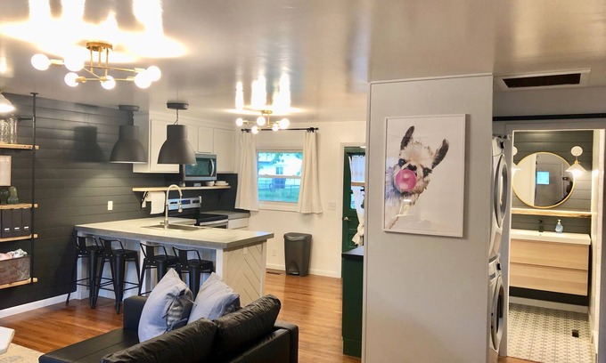 Bethany House | Easy Self Check-In for Centrally Located Home - Stay at the Little Llama House!