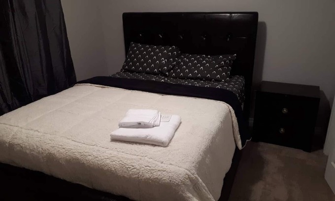 Timberlea Apartment | Eazi Queen Bedroom Su