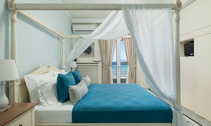Kato Galatas Apartment | Eclectic 3-bedroom house in front of the sea