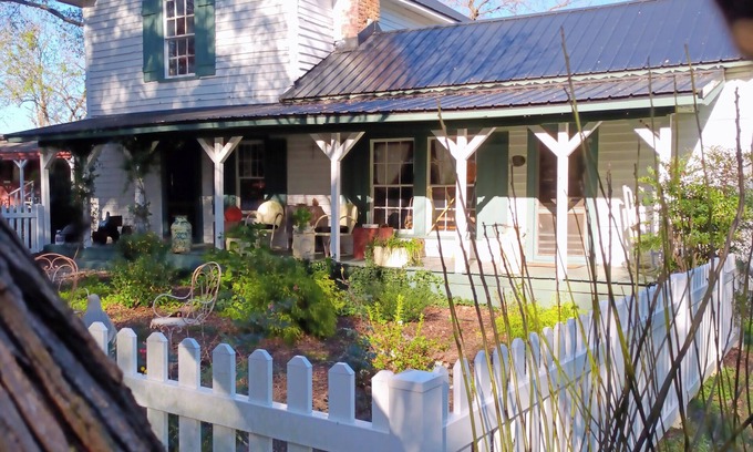 Vale Other | Eclectic Edition 2 bedroom Historic Farmhouse circa 1885 nNo Ghosts Serene Vale