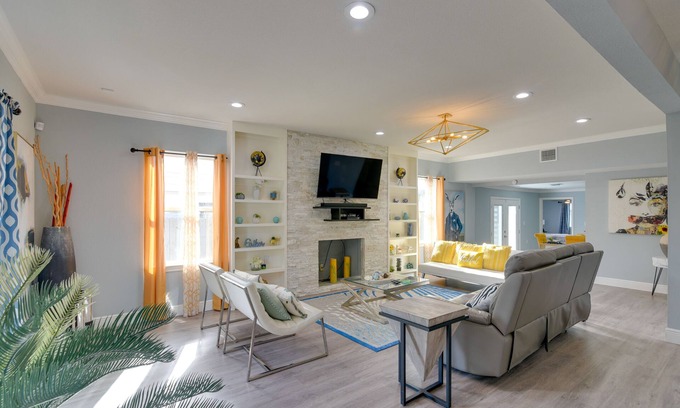 Riverside Terrace House | Eclectic Houston Home w/Pool Table, 5 Mi to Dtwn
