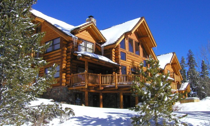 Wildernest House | Eco Friendly Luxury Log Vacation House 4 BR, 2 Master Suites, All Amenities