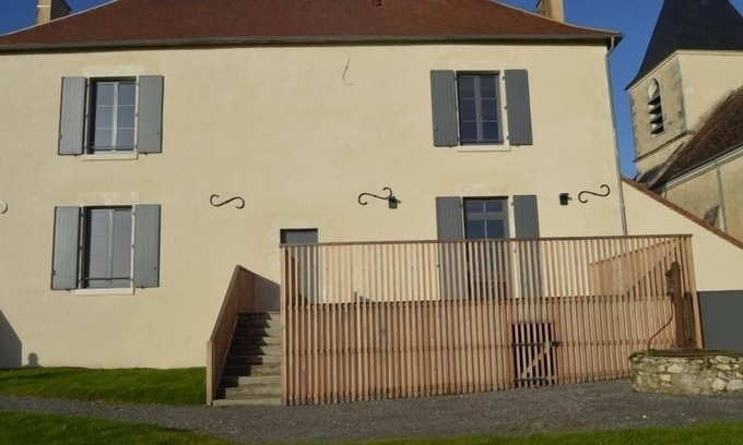 Linge Cottage | Eco-renovated rectory with terrace and pond view, near Brenne Regional Natural Park