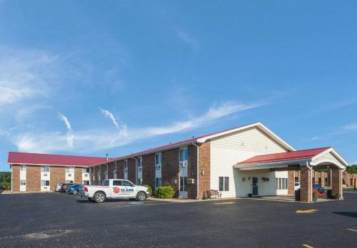 Escanaba Hotel | Econo Lodge Inn & Suites Escanaba North