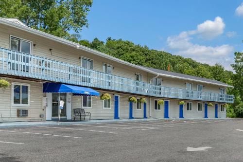 Lee Cabin | Econo Lodge Lee - Great Barrington
