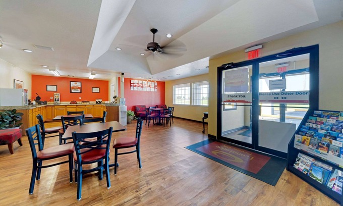 Pryor Hotel | Econo Lodge